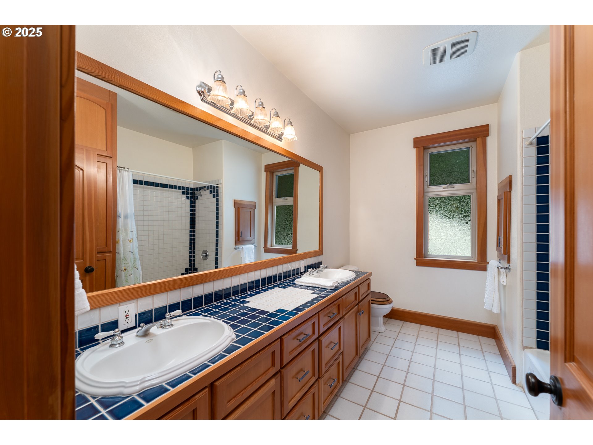 22091 South Ridge Road Oregon City, OR 97045 - Photo 29 of 48 a bathroom with a sink and a mirror