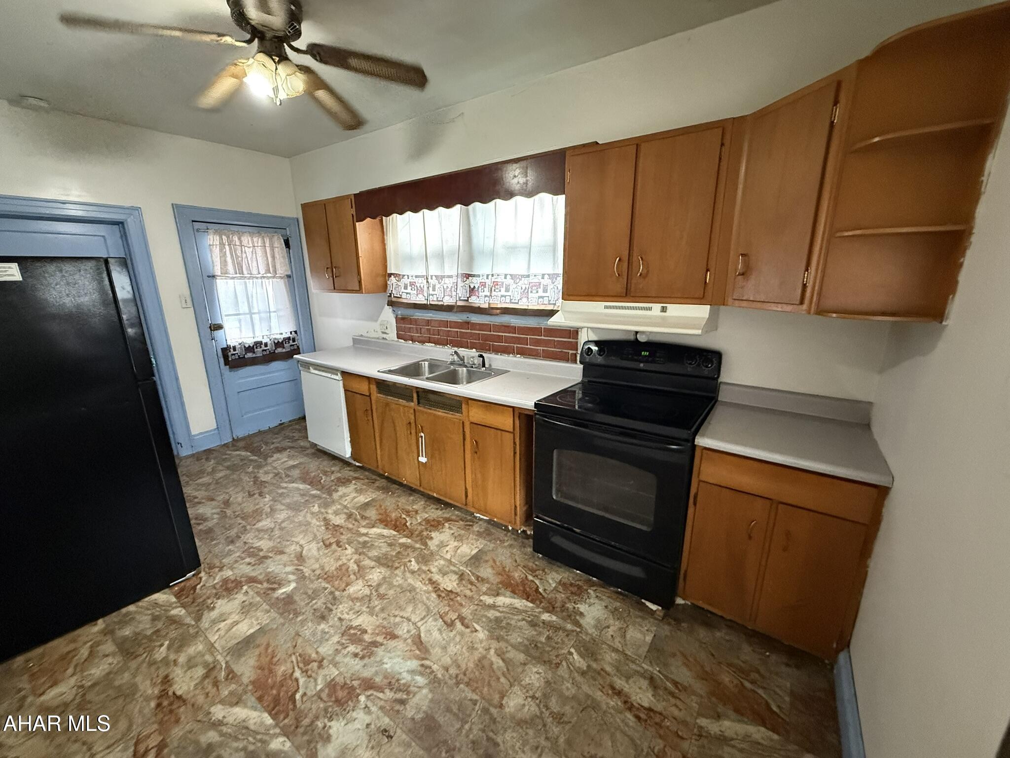 527 Moore Street Huntingdon, PA 16652 - Photo 8 of 18
