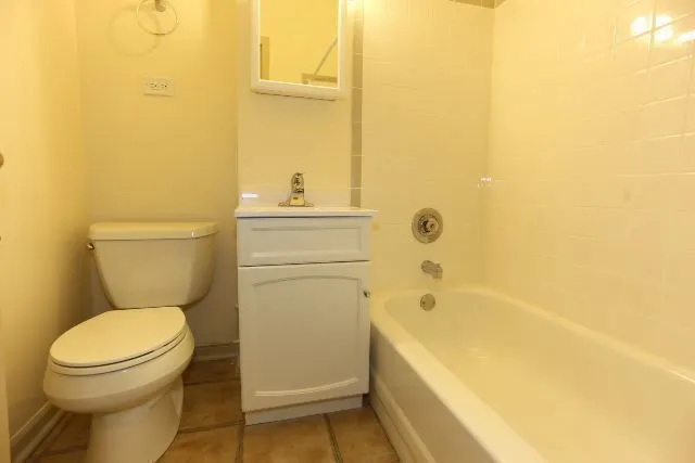 $1,500 | 5746 North Winthrop Avenue, Unit 303, Chicago, IL 60660