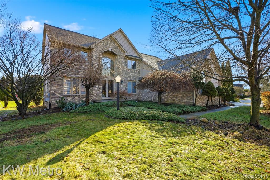 887 Grovecrest Rochester Hills, MI 48307 - Photo 2 of 42