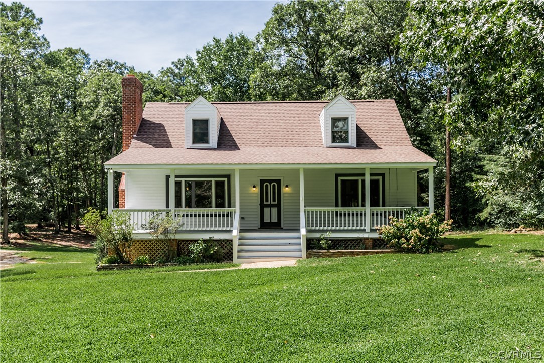 4900 North Courthouse Road Providence Forge, VA 23140 - Photo 4 of 50 a front view of a house with a garden