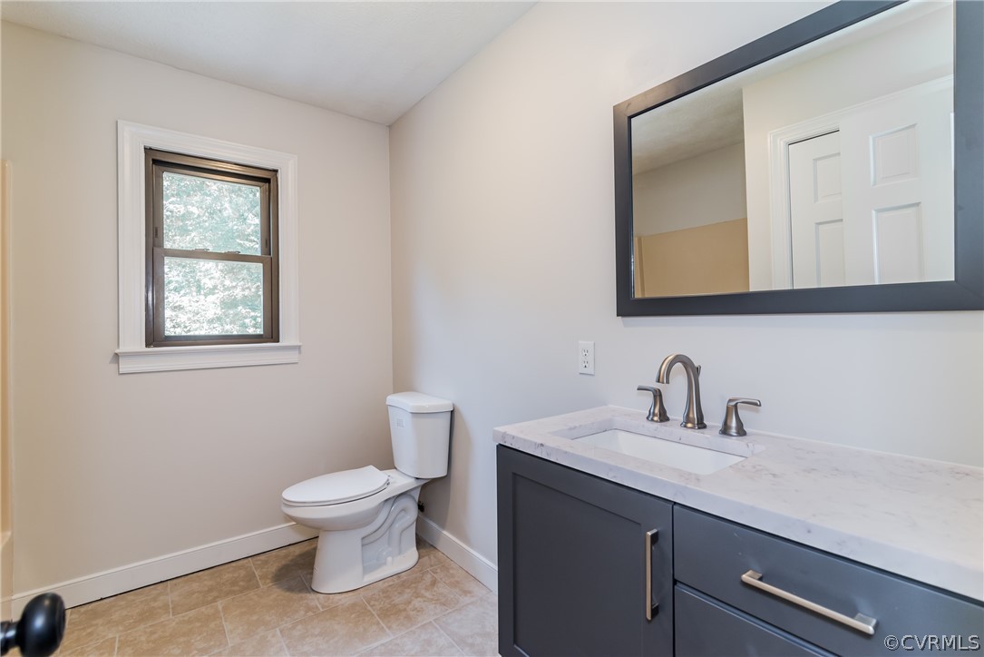 4900 North Courthouse Road Providence Forge, VA 23140 - Photo 44 of 50 a bathroom with a toilet a sink and mirror