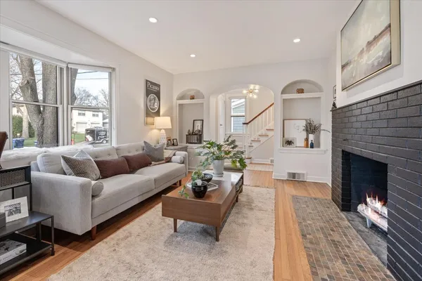 $889,000 | 1233 Glencoe Avenue, Highland Park, IL 60035
