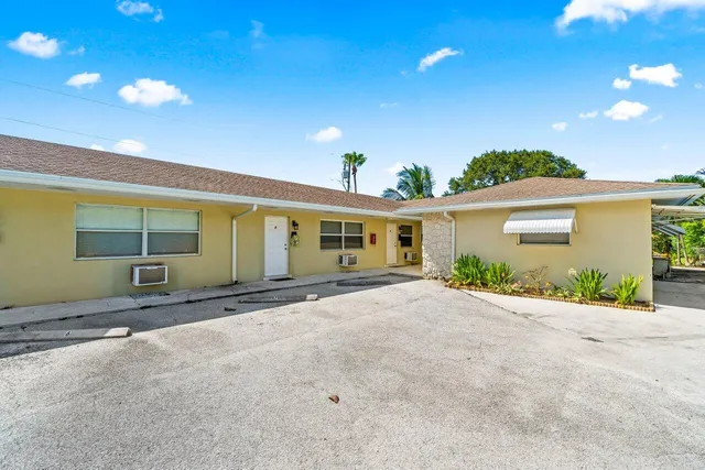 a view of livingroom with furniture