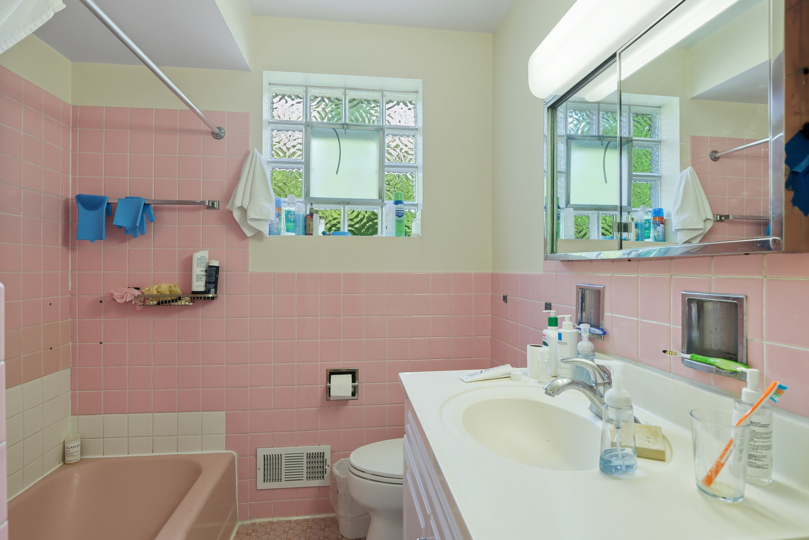 8728 Trumbull Avenue Skokie, IL 60076 - Photo 8 of 18 a bathroom with a sink mirror toilet and bathtub