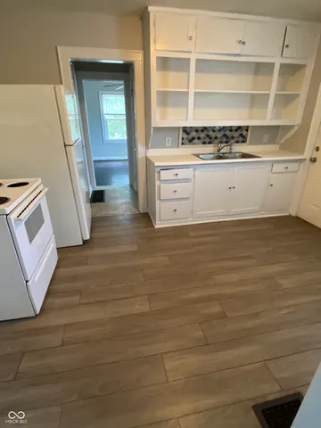 $695 | 856 North Bradley Avenue, Indianapolis, IN 46201