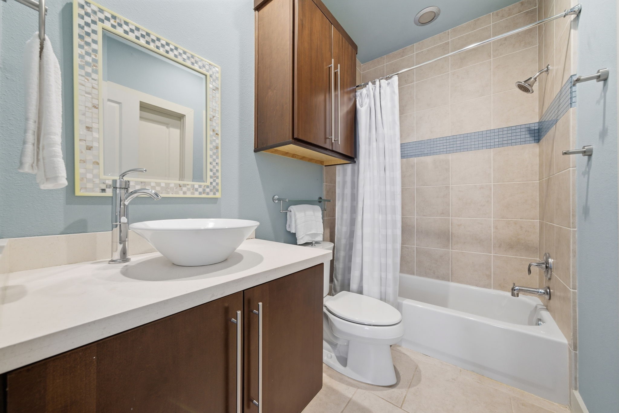 4129 Dickson Street Houston, TX 77007 - Photo 23 of 36 a bathroom with a sink a toilet and a bathtub