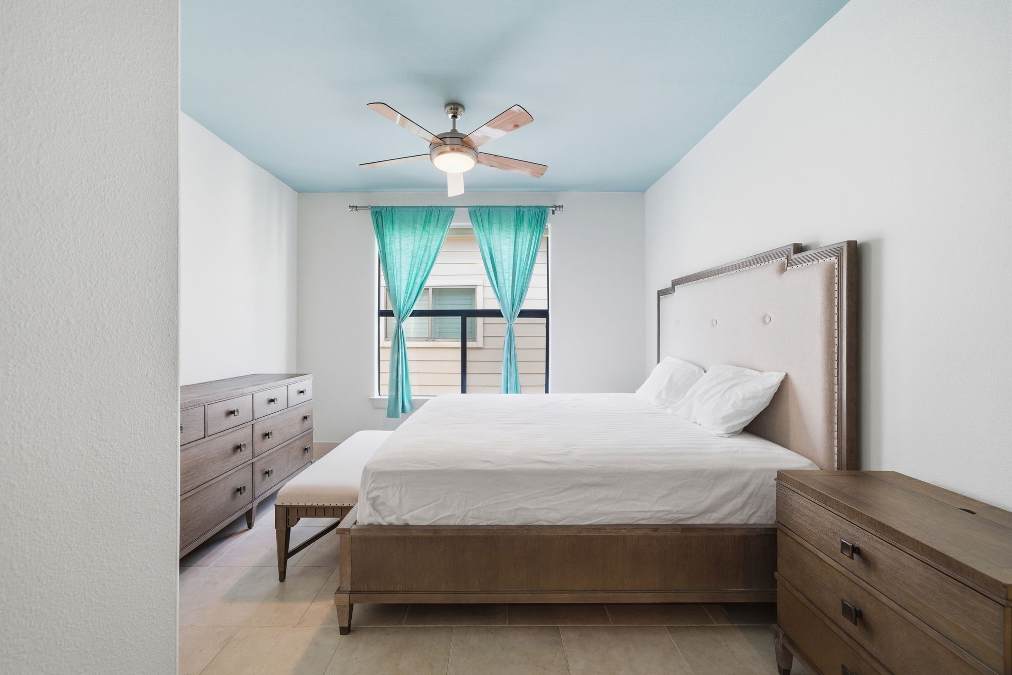 4129 Dickson Street Houston, TX 77007 - Photo 32 of 36 a bedroom with a bed and a chandelier