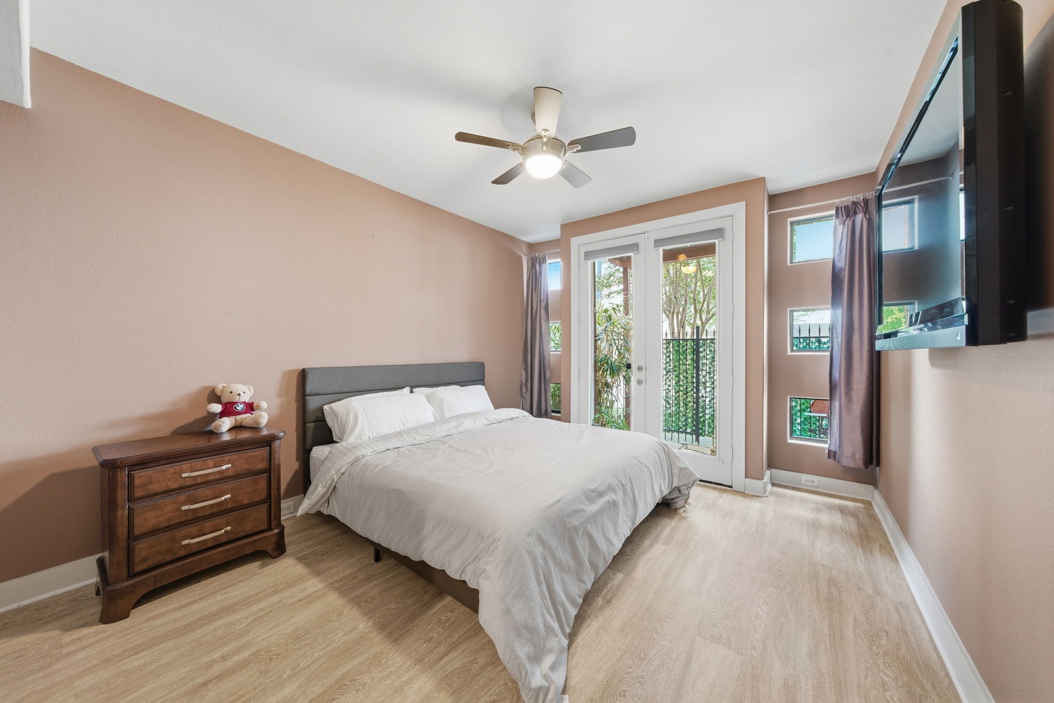 4129 Dickson Street Houston, TX 77007 - Photo 36 of 36 a bedroom with a bed and a large window