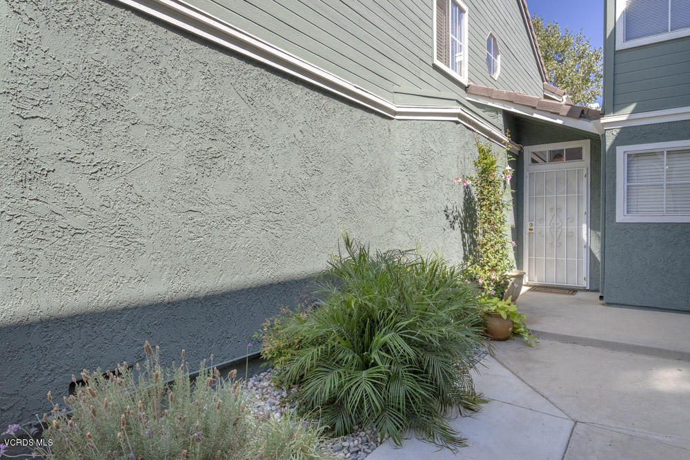 1920 Rory Lane, Unit 4 Simi Valley, CA 93063 - Photo 22 of 24 a backyard of a house
