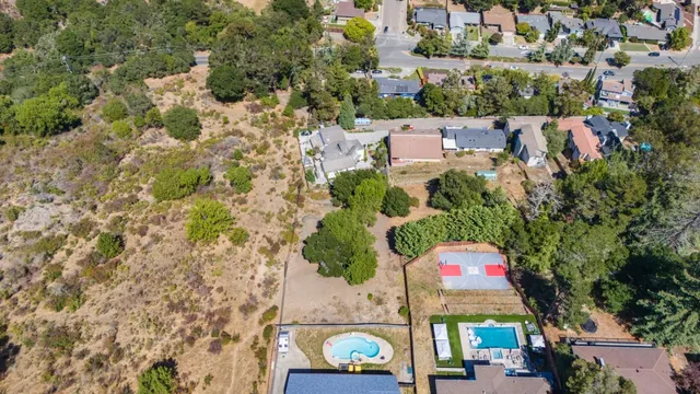 a view of entryway and outdoor space