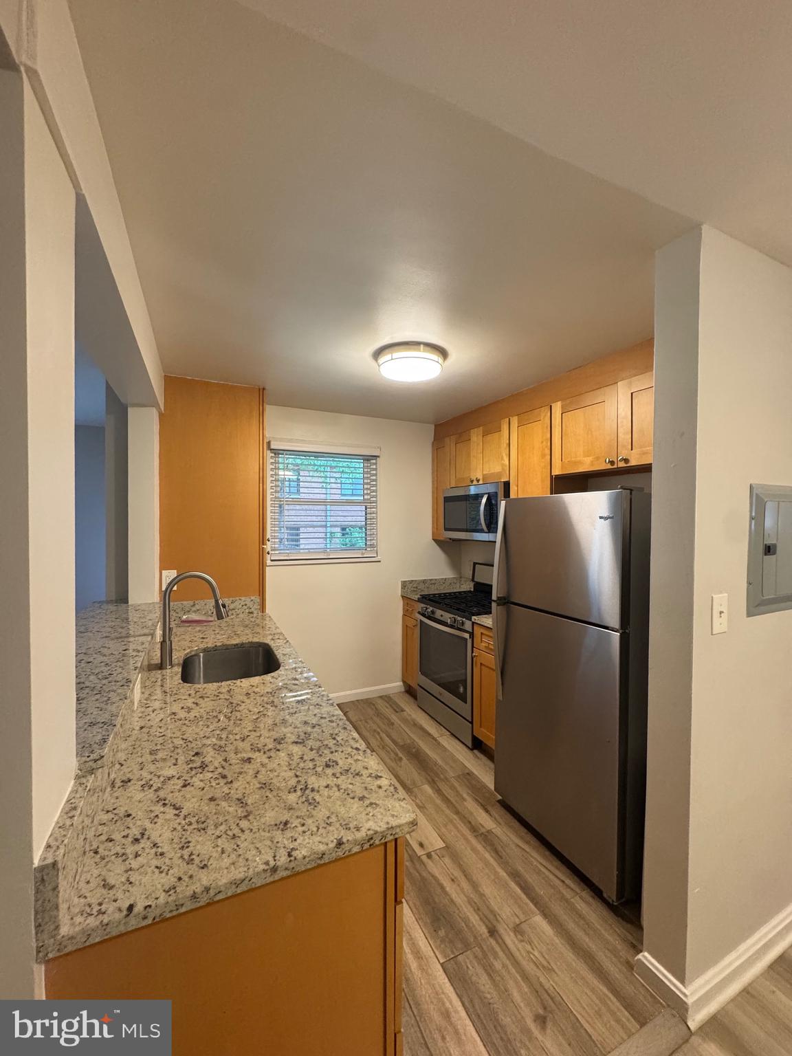 500 South Courthouse Road, Unit 5 Arlington, VA 22204 - Photo 8 of 16 a kitchen with refrigerator and window
