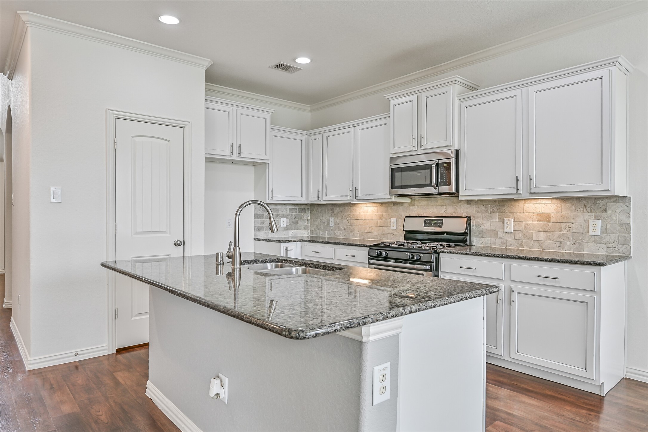 4511 Apple Point Lane Rosharon, TX 77583 - Photo 10 of 39