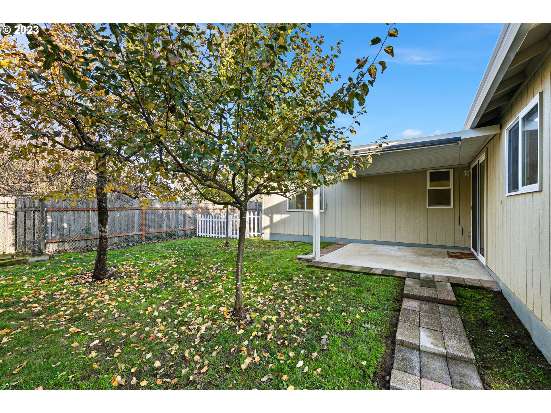 340 54th Street Springfield, OR 97478 - Photo 30 of 40 a backyard of a house with lots of green space