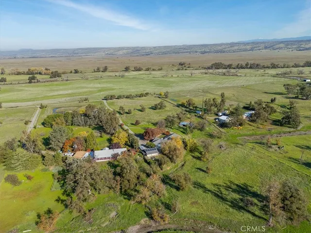 a view of a yard with yellow house