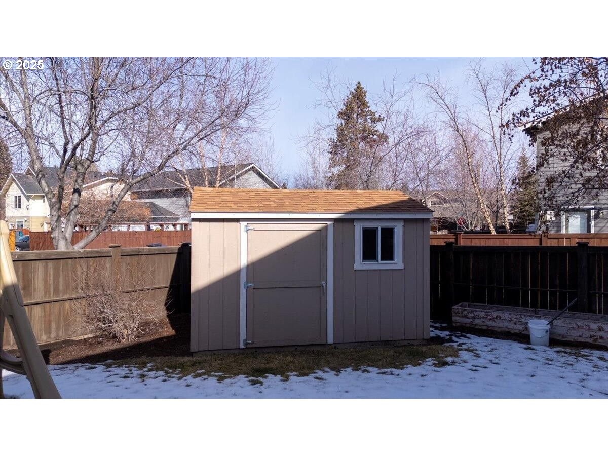 20370 Murphy Road Bend, OR 97702 - Photo 27 of 30 a backyard of a house with lots of green space