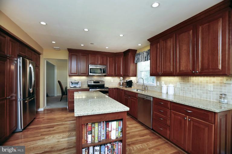 9229 Rockefeller Lane Springfield, VA 22153 - Photo 27 of 27 Kitchen
