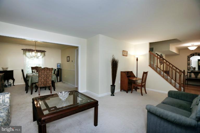 9229 Rockefeller Lane Springfield, VA 22153 - Photo 8 of 27 Living Room