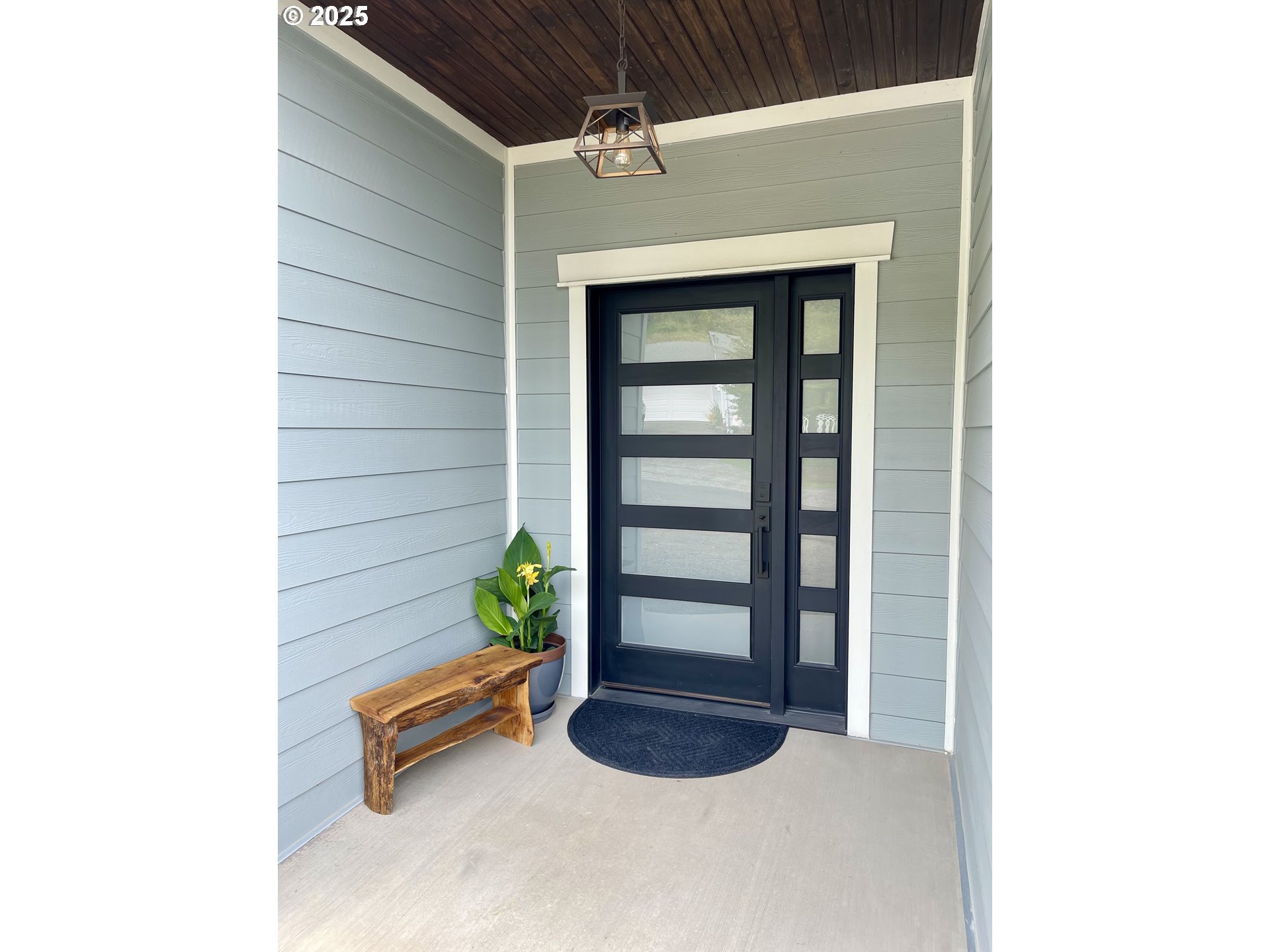 905 Bellevue Drive Reedsport, OR 97467 - Photo 2 of 37 a room with a bench and potted plant