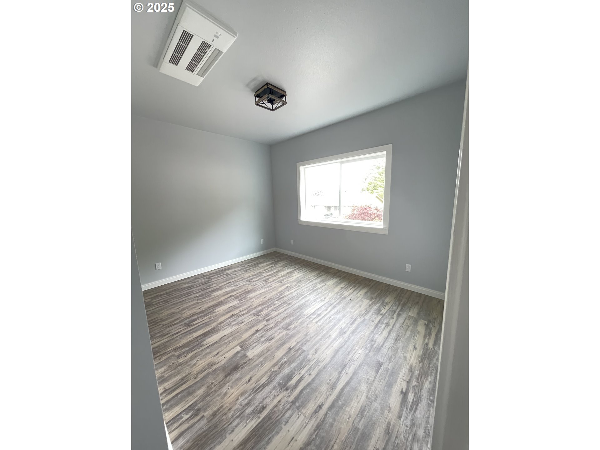 905 Bellevue Drive Reedsport, OR 97467 - Photo 28 of 37 a view of room and window
