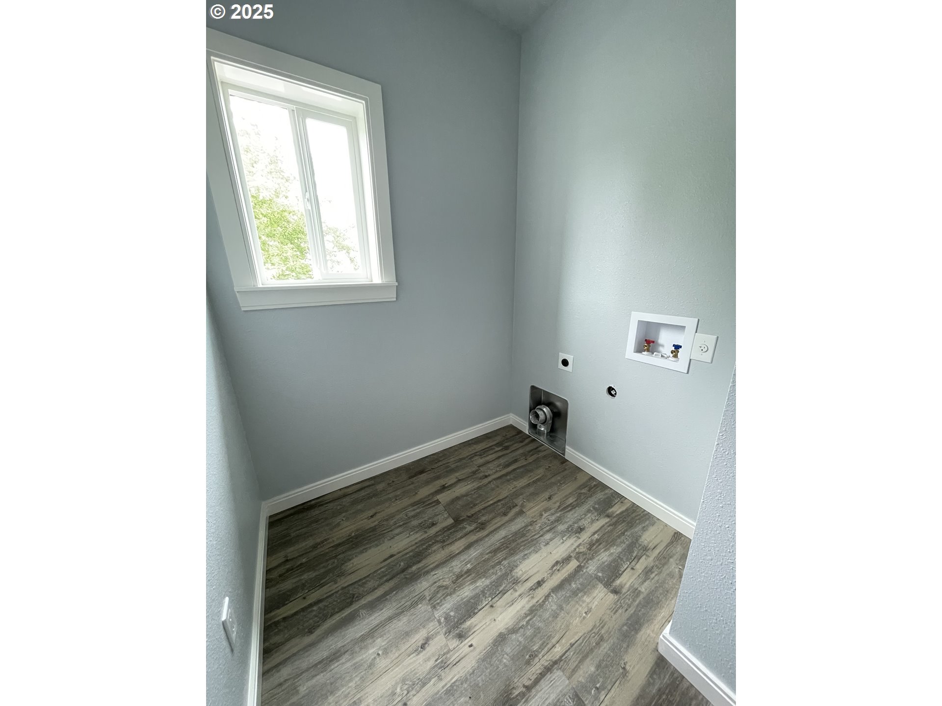 905 Bellevue Drive Reedsport, OR 97467 - Photo 32 of 37 a bedroom with a bed and a window