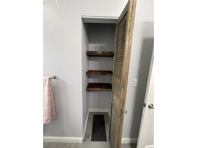 a way to rooms with wooden floor