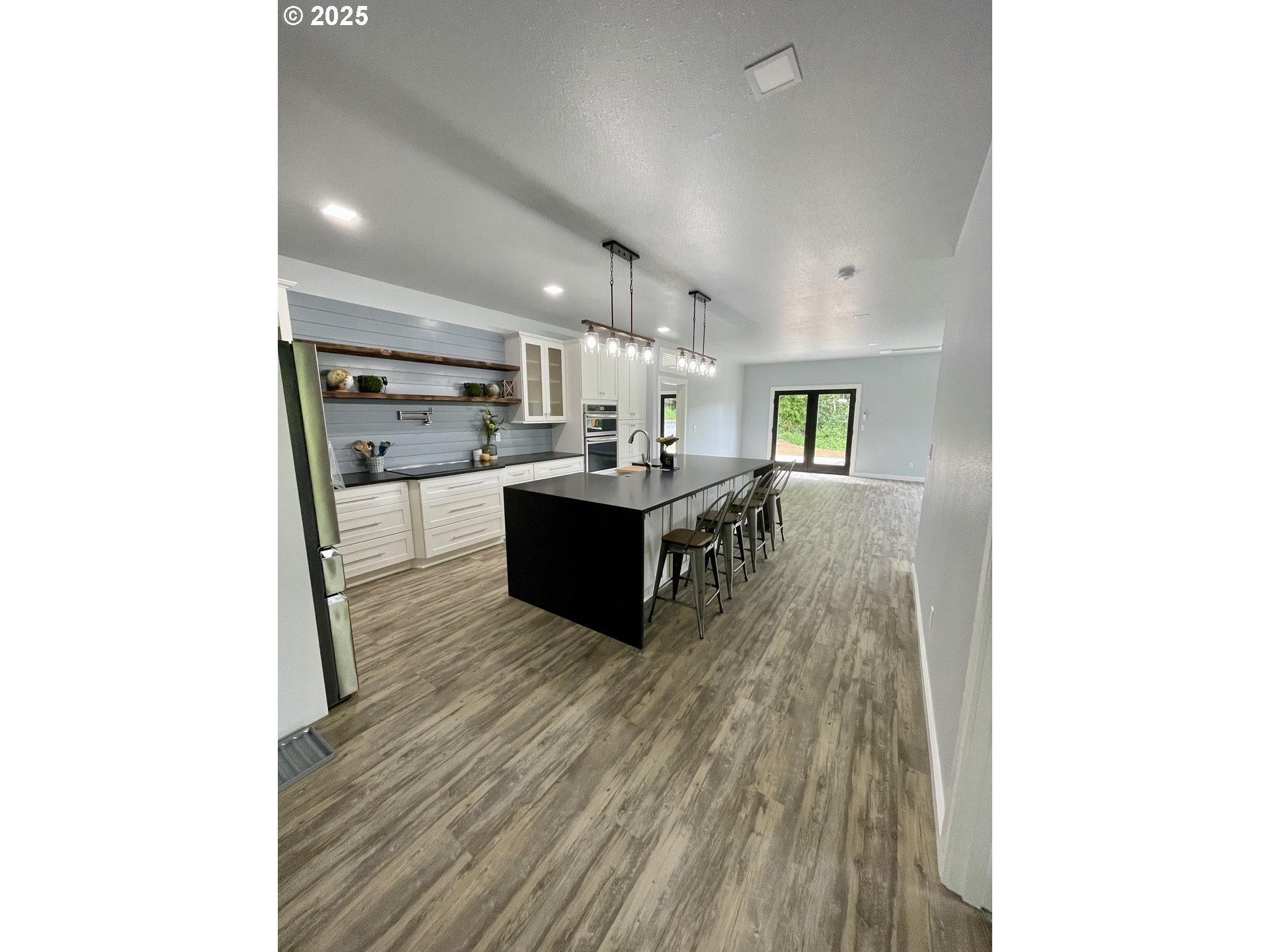 905 Bellevue Drive Reedsport, OR 97467 - Photo 8 of 37 a living room with kitchen island granite countertop furniture and a kitchen view