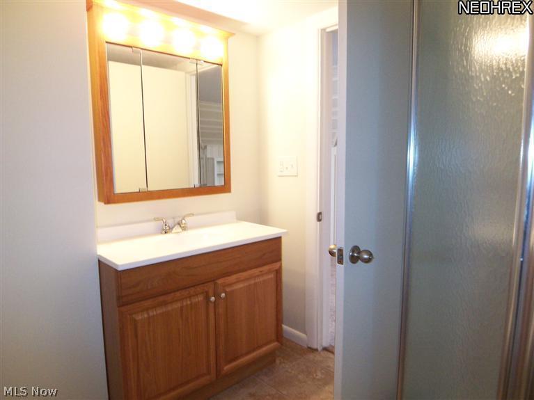4121 Wilmington Road Cleveland, OH 44121 - Photo 10 of 12 Master bath