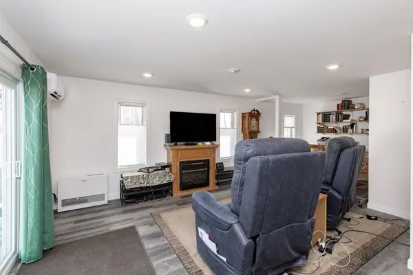 $320,000 | 207 4th Avenue Southeast, Hillsboro, ND 58045