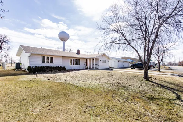 $320,000 | 207 4th Avenue Southeast, Hillsboro, ND 58045