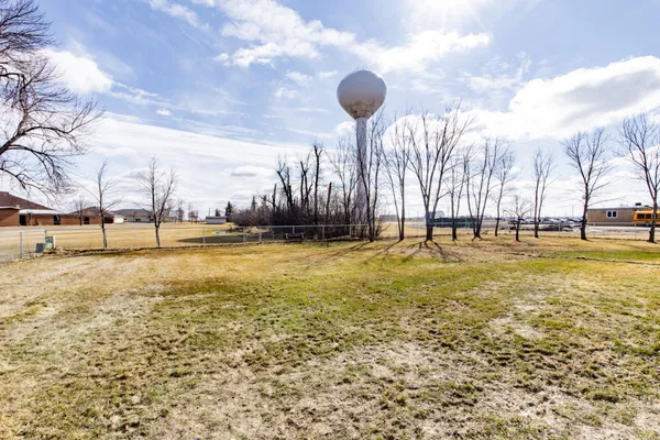 $320,000 | 207 4th Avenue Southeast, Hillsboro, ND 58045