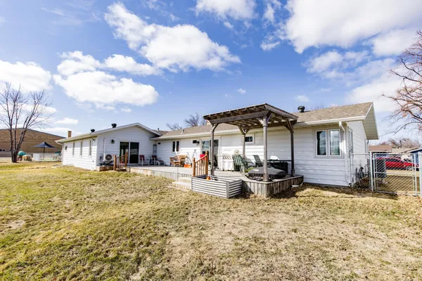 $320,000 | 207 4th Avenue Southeast, Hillsboro, ND 58045