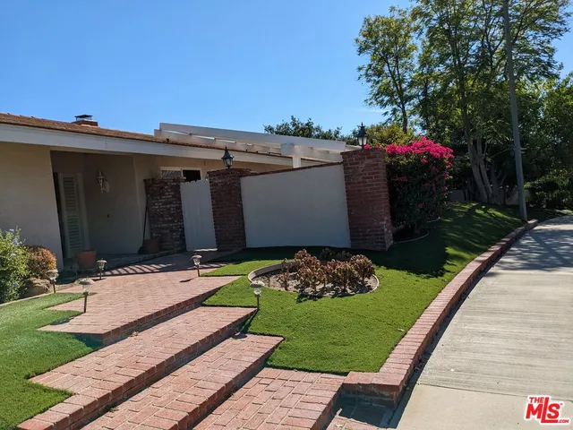 a view of a backyard with plants
