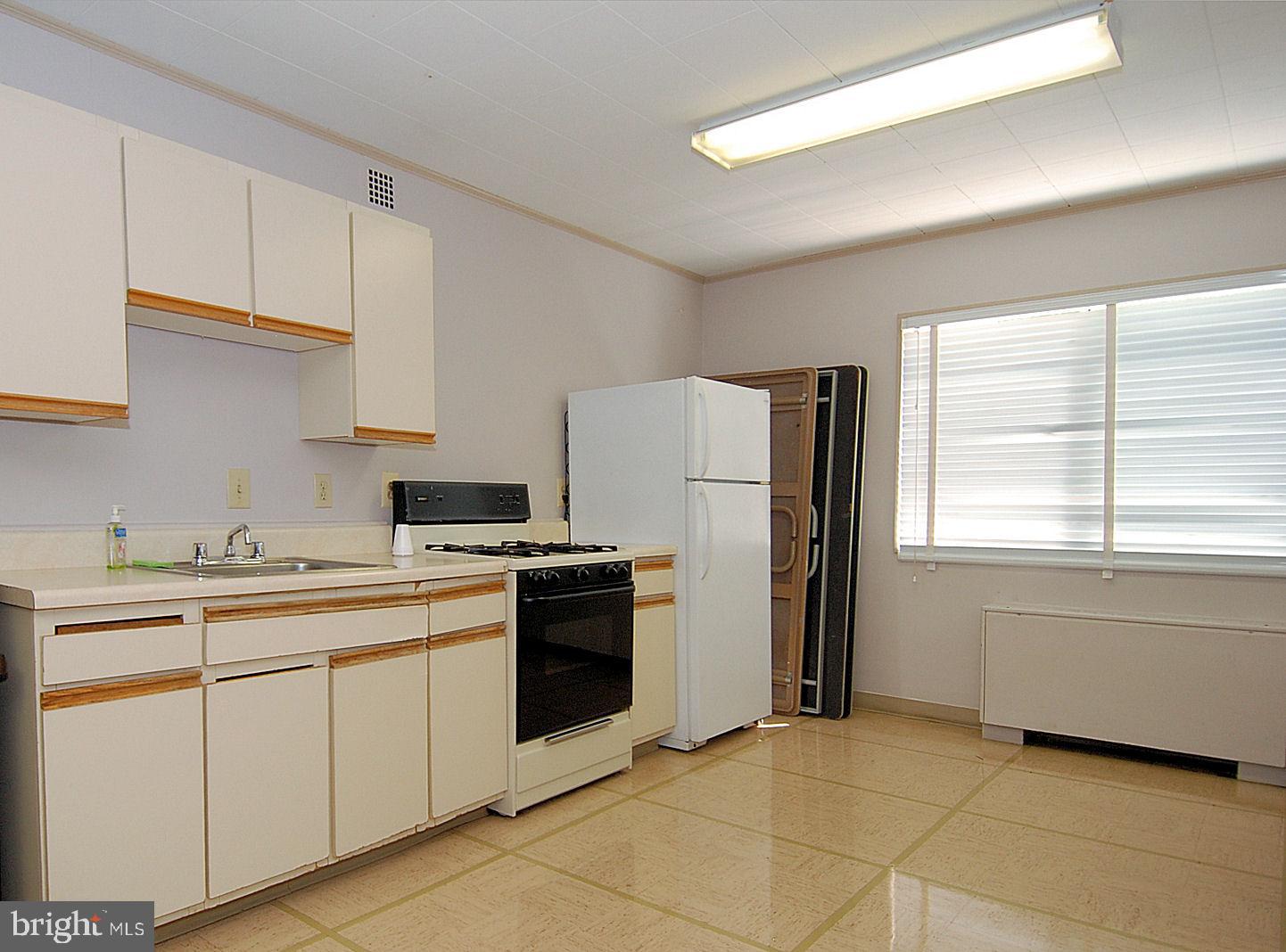 1121 University Boulevard West, Unit 919 Silver Spring, MD 20902 - Photo 5 of 7 Community Kitchen