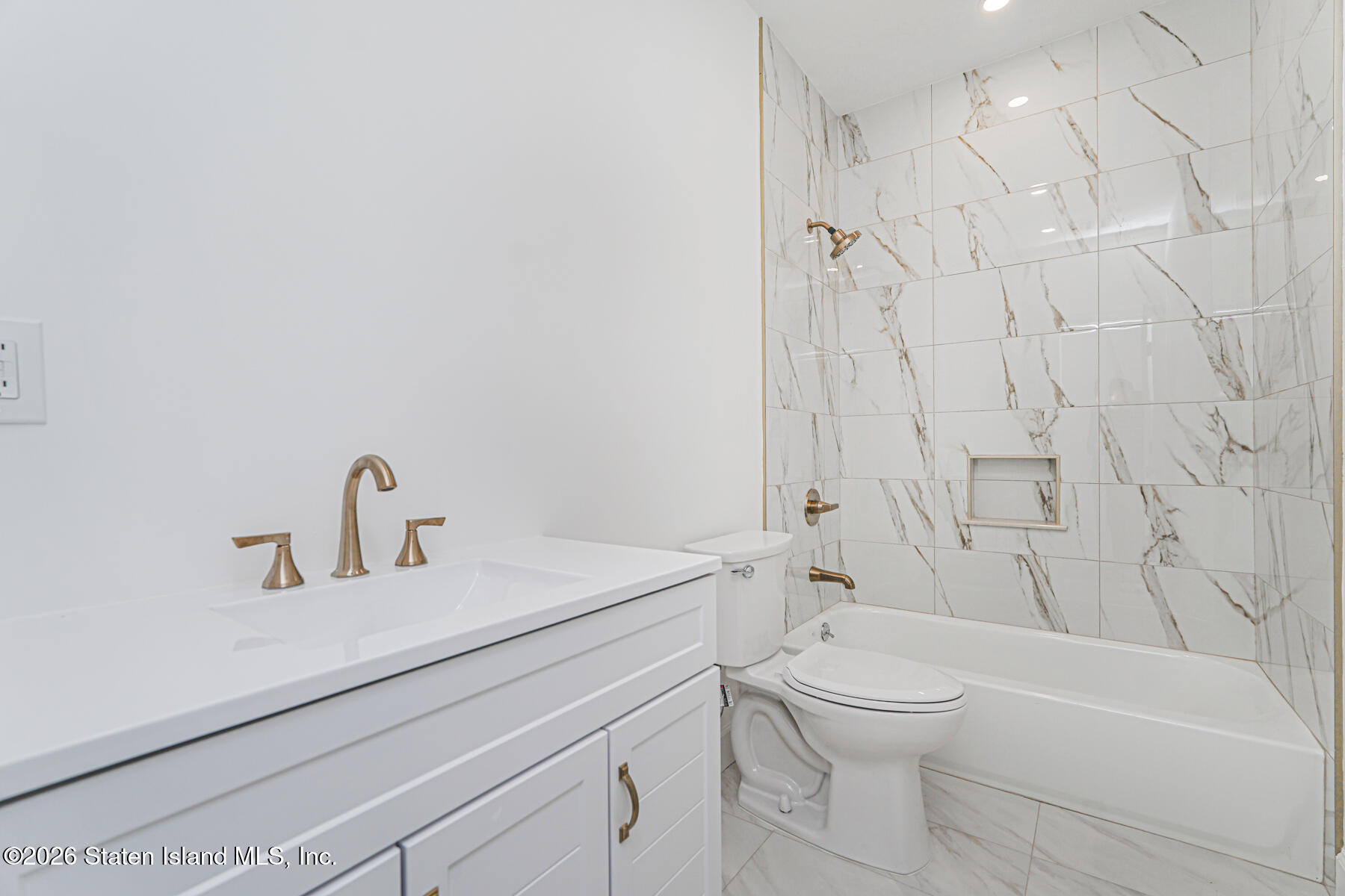 911 Rathbun Avenue Staten Island, NY 10309 - Photo 23 of 30 a bathroom with a sink a toilet and a bathtub