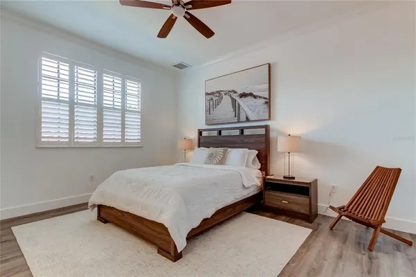 a en suite bathroom with a double vanity sink and a mirror