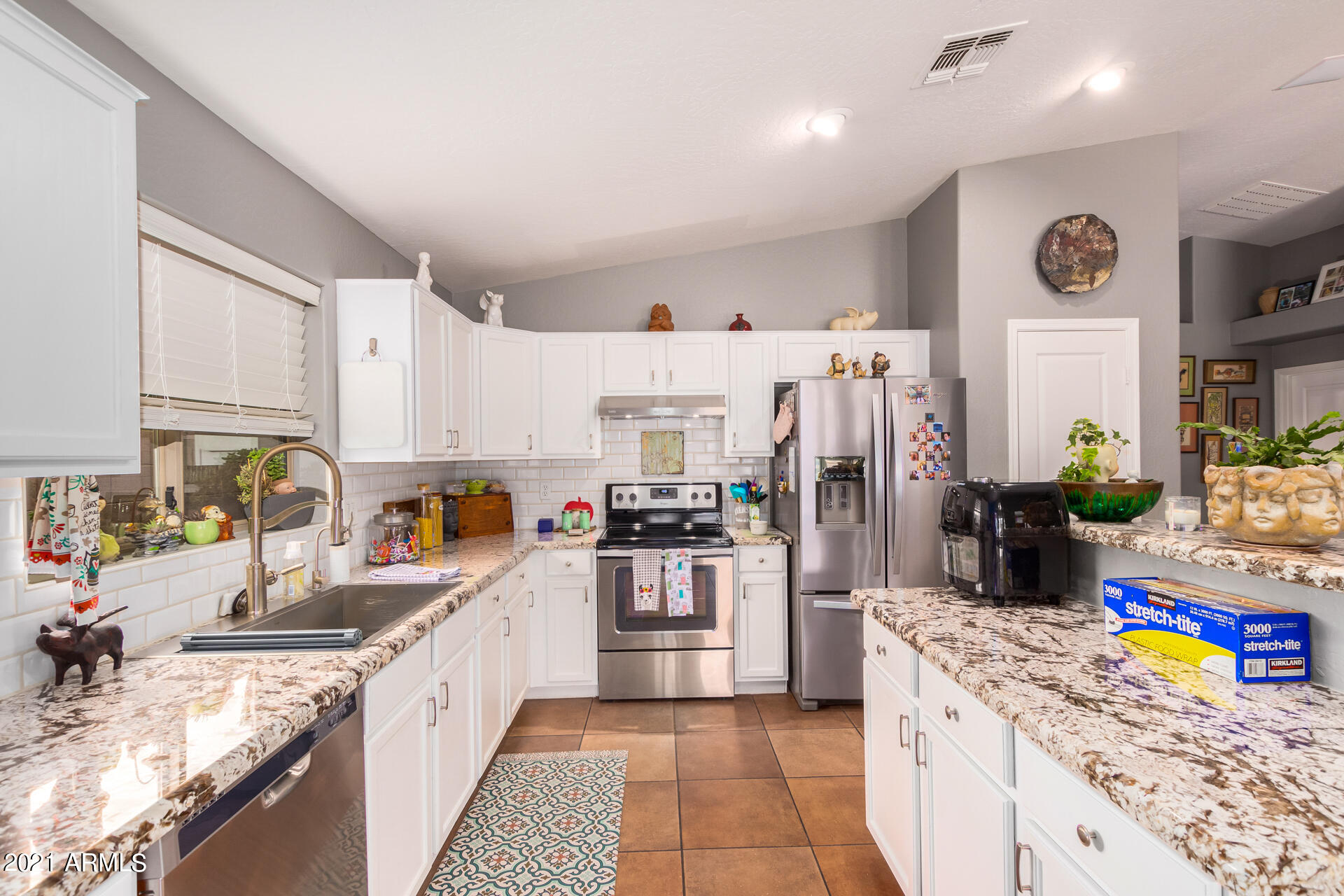 1605 East Beverly Road Phoenix, AZ 85042 - Photo 4 of 17 08 - Beverly