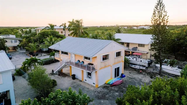 a view of a palm trees front of house
