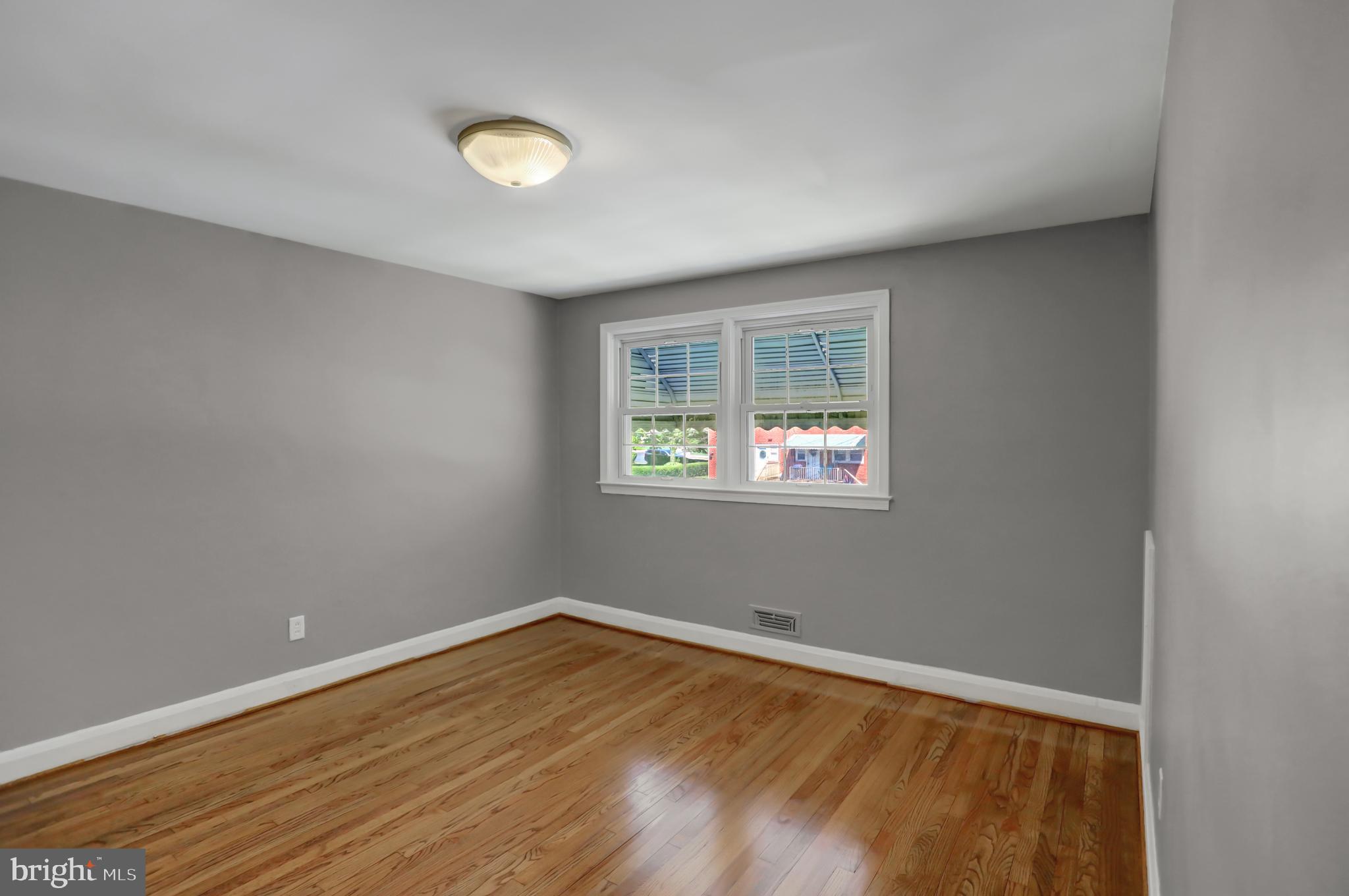 1556 Barrett Road Baltimore, MD 21207 - Photo 6 of 52