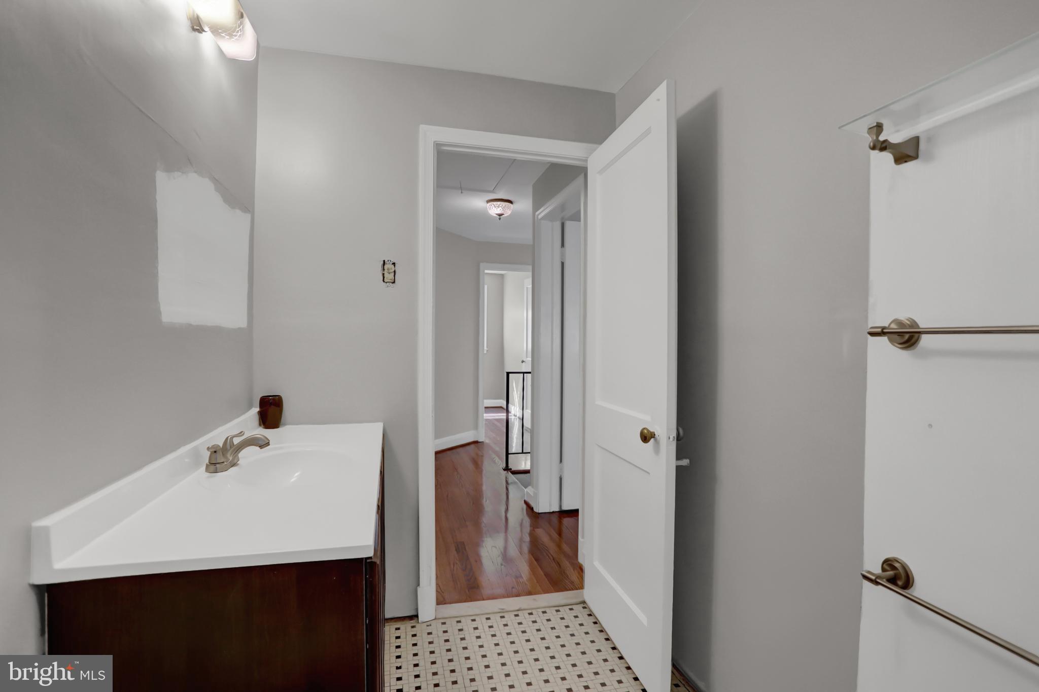 1556 Barrett Road Baltimore, MD 21207 - Photo 7 of 52