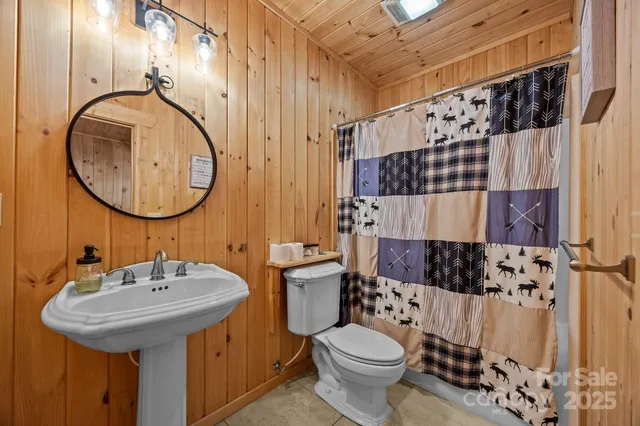 $759,400 | 173 Mistletoe Park, Lake Lure, NC 28746