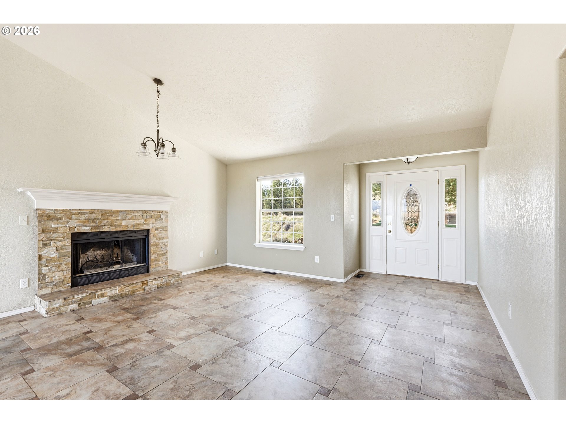 3244 Southwest 34th Street Redmond, OR 97756 - Photo 4 of 42 Living Room