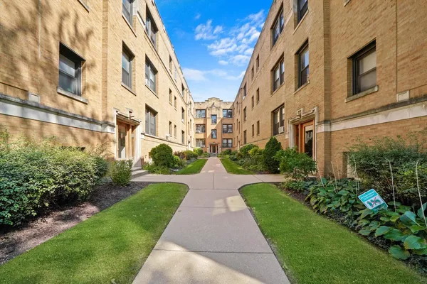 $1,895 | 2615 North Spaulding Avenue, Unit 3E, Chicago, IL 60647