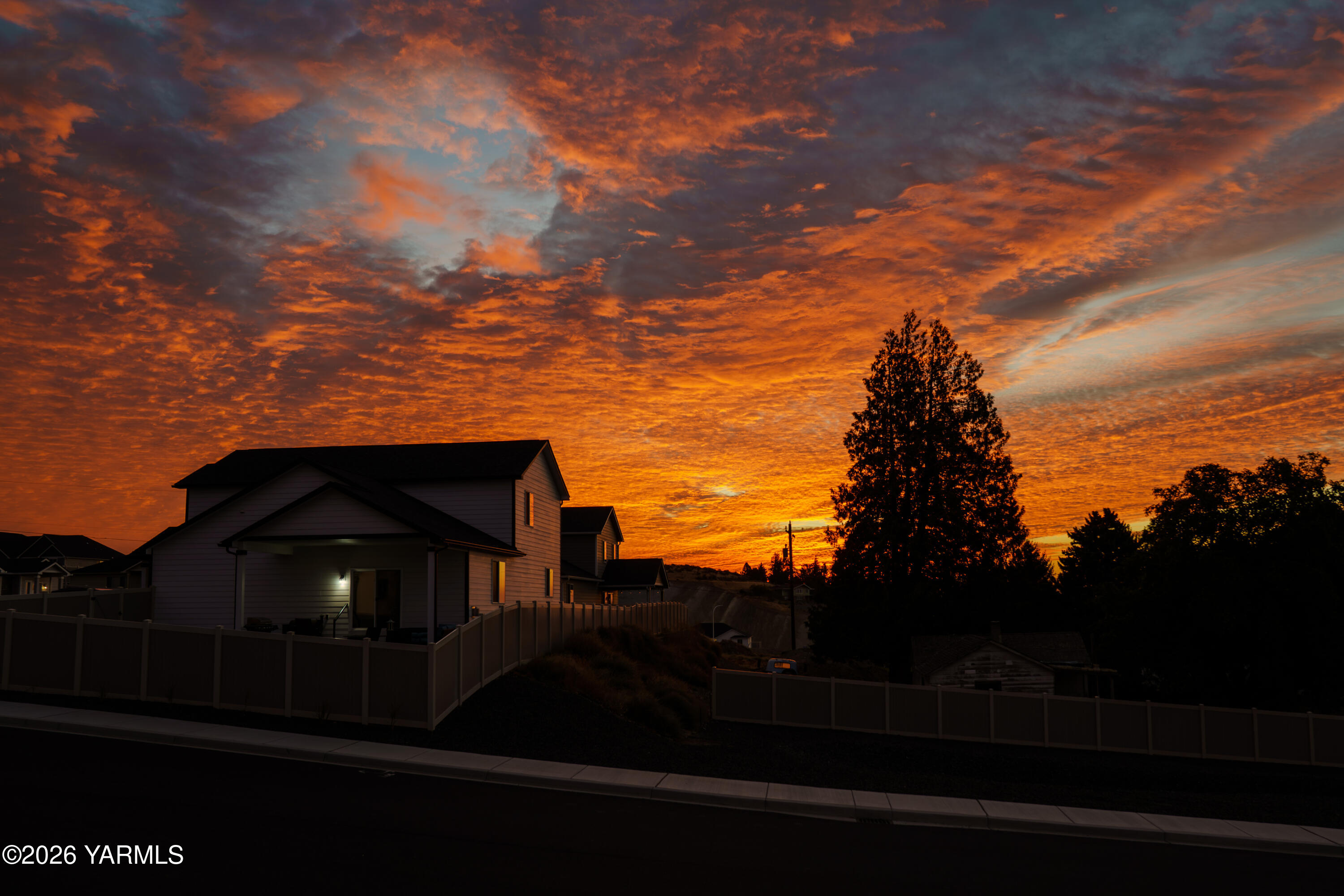 304 Rainier Street Yakima, WA 98908 - Photo 16 of 39 Sunrise Front Step