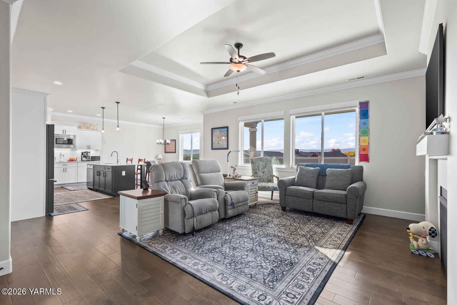304 Rainier Street Yakima, WA 98908 - Photo 21 of 39 5. Living Room