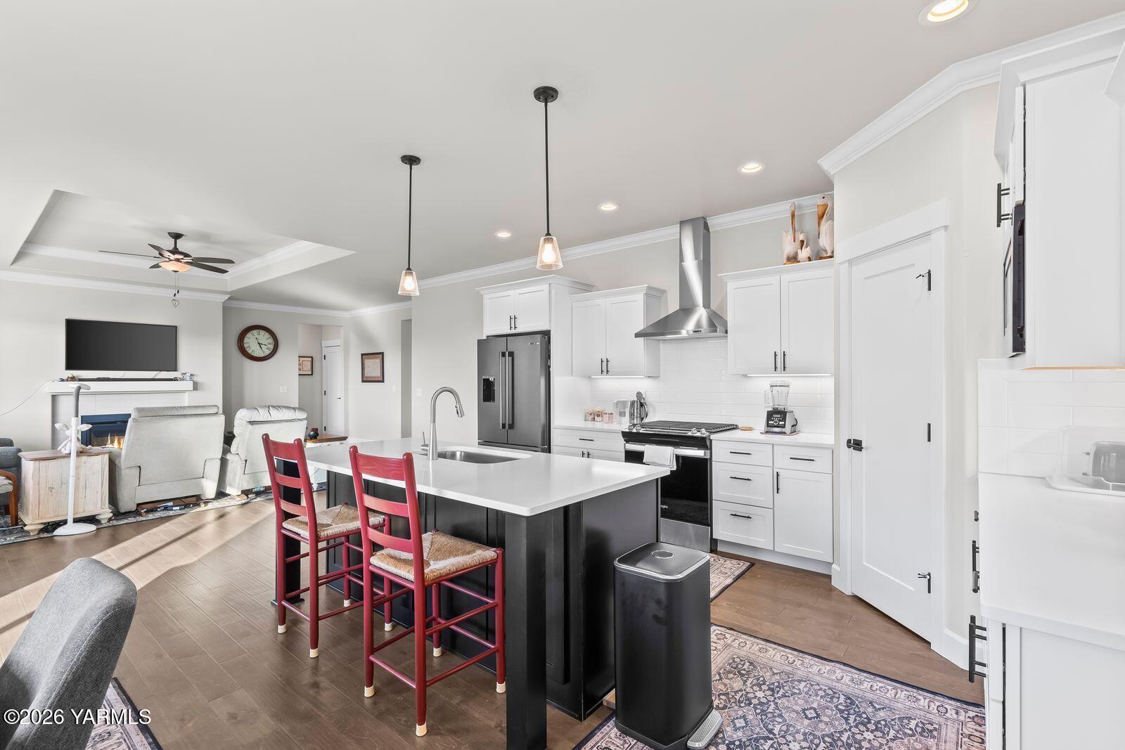 304 Rainier Street Yakima, WA 98908 - Photo 27 of 39 a large kitchen with a table and chairs