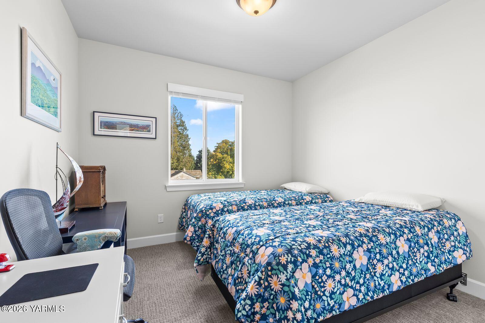 304 Rainier Street Yakima, WA 98908 - Photo 34 of 39 a bedroom with a bed and chair