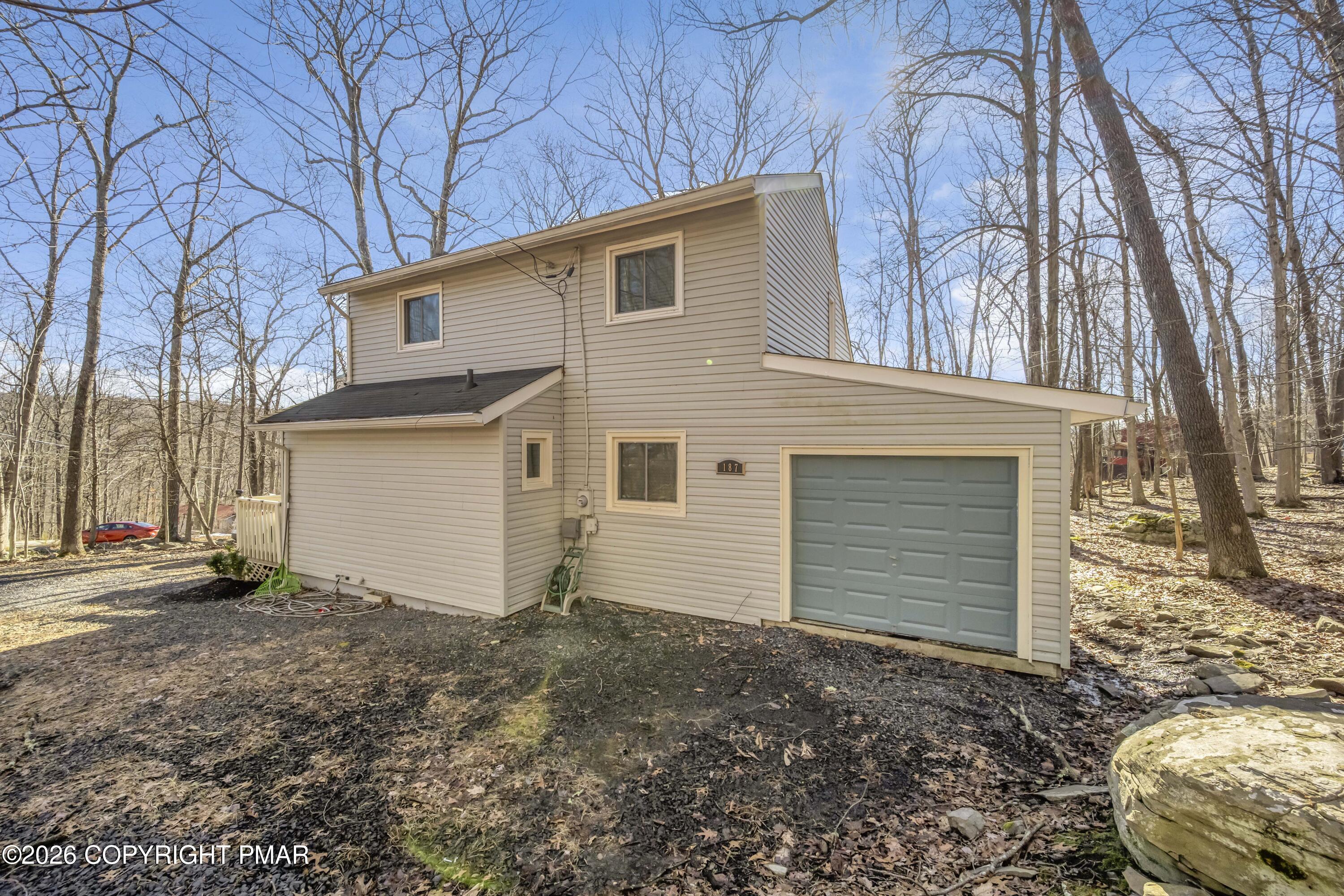 187 Bellingham Drive Bushkill, PA 18324 - Photo 2 of 45 Front of home Garage side