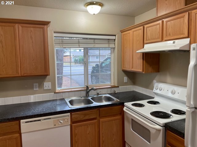 3844 Southeast Powell Valley Road Gresham, OR 97080 - Photo 4 of 17 Gallery Image 4