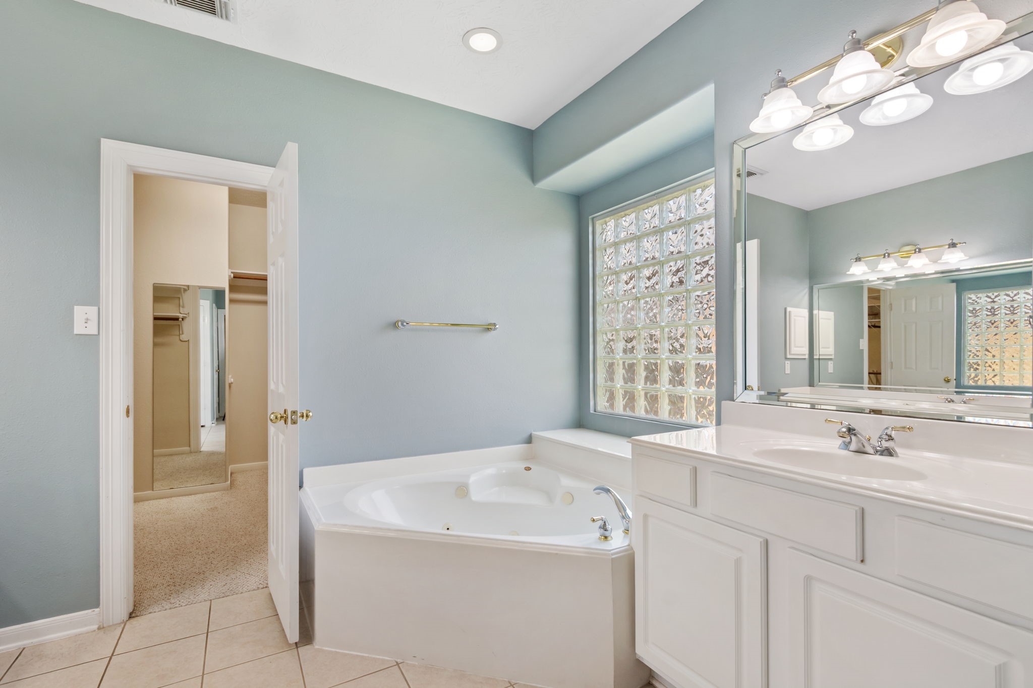 6311 Stone Trail Lane Spring, TX 77379 - Photo 24 of 47 Relax after a long day in this large jetted soaking tub!